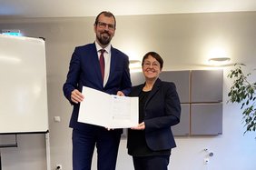 Bildungsminister Steffen Freiberg und die Kreistags- und Aufsichtsratsvorsitzende Kathrin Heilmann bei der Übergabe der Förderbescheide