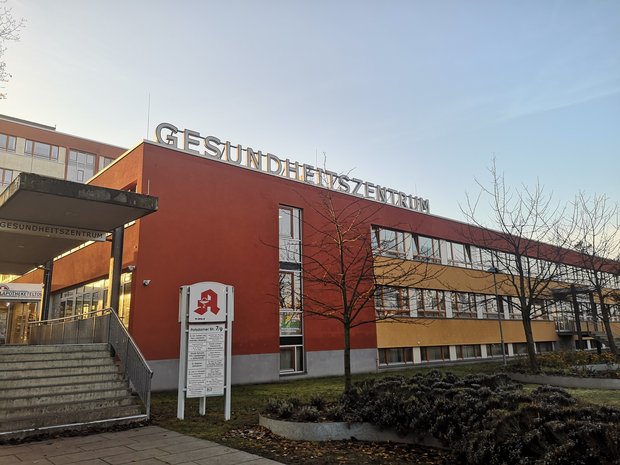 Eingang zum Gesundheitszentrum in Teltow