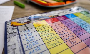 Stundenplan, (C) Bru-nO, via pixabay, CC0 (https://pixabay.com/photos/timetable-plan-time-school-3665089/)